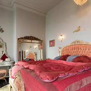 La Rosa 3*, Whitby United Kingdom